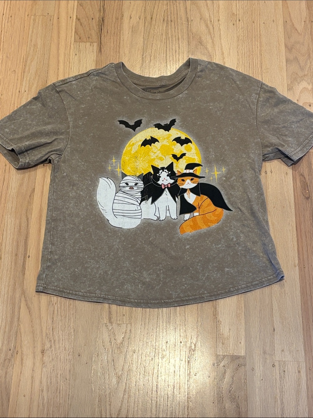 NWOT Rebellious One Taupe Halloween Cat Trio Graphic Tee- M